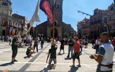 Una treintena de pendones participan en el Día de las Comarcas Bañezanas