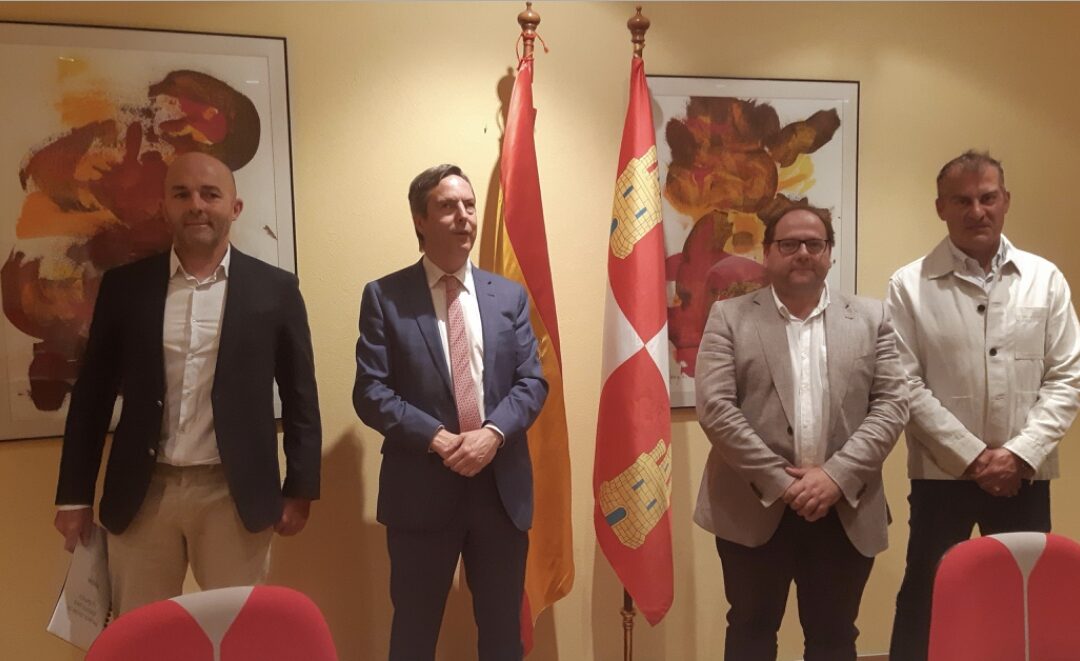El Gran Premio de Velocidad y el atletismo protagonizan un encuentro entre los municipales bañezanos y el director general de Deportes de la Junta