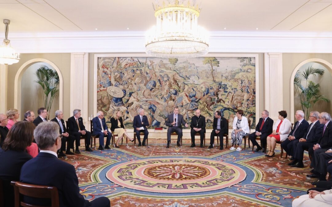 El Rey recibe al obispo de Astorga en el 75 aniversario de la Fundación de Cáritas