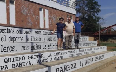 El Ayuntamiento de La Bañeza embellece las gradas de la zona polideportiva, en las que han colaborado los alumnos de la Escuela Taller
