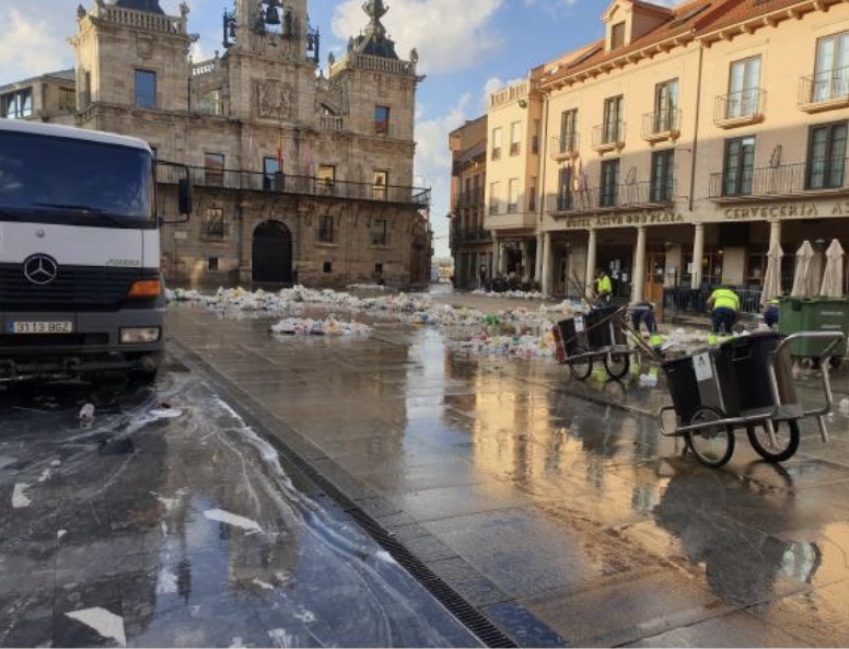 Ecoasturica recogió más de cuatro toneladas de basura tras la Noche Larga de Astorga