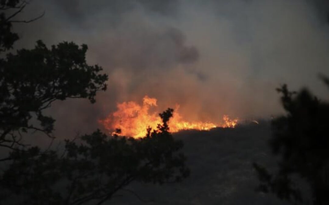 El incendio del campo de tiro del Teleno evoluciona desfavorablemente con riesgo de que pueda volver a salir del perímetro