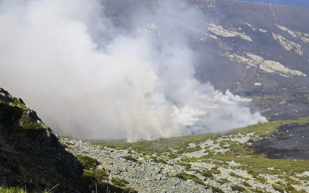 Mejora la situación en el incendio del campo de tiro del Teleno y la previsión de mañana pasa por consolidar el perímetro