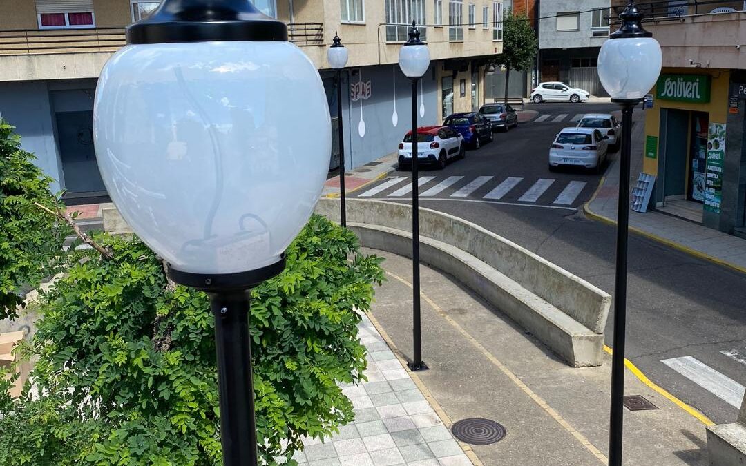 El Ayuntamiento de La Bañeza mejora el alumbrado de la plazoleta de la Calle Emilio Alonso Ferrero con luces LED