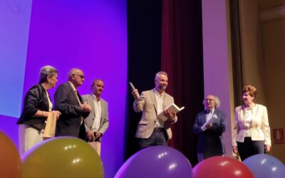 Manuel José de Lara recibe el Premio bañezano de poesía infantil Charo González