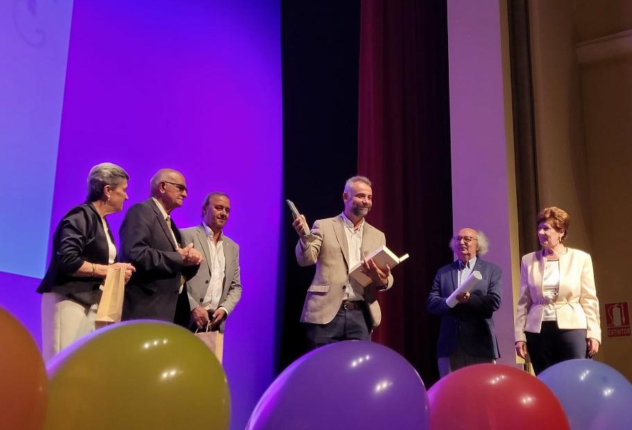 Manuel José de Lara recibe el Premio bañezano de poesía infantil Charo González