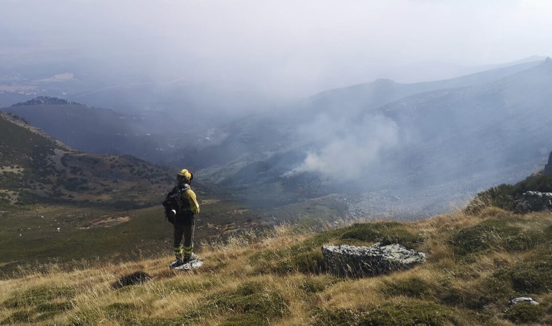 El incendio del campo de tiro del Teleno se mantiene en nivel 1 después de 15 días