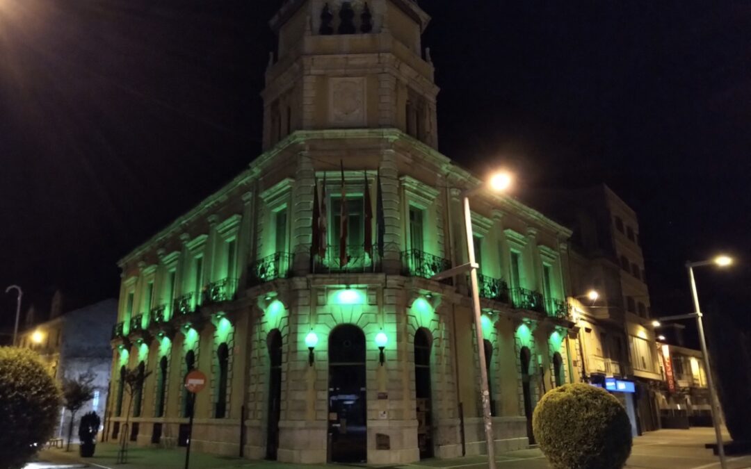 El Ayuntamiento de La Bañeza se tiñe de verde para sumarse a los actos de la Guardia Civil con motivo de su Patrona