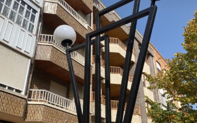 El Ayuntamiento bañezano ejecuta una nueva obra de mejora de iluminación en la plazoleta de la Calle Escultor Rivera