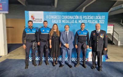 Los tres nuevos policías locales de La Bañeza reciben los despachos para desempeñar su labor