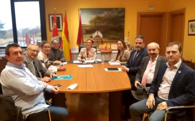 La consejera de Movilidad y Transformación Digital se reúne con el alcalde de La Bañeza y con representantes de la plataforma en defensa de la carretera León-Braganza