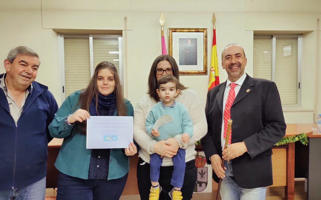 El ayuntamiento de Valderrey entrega su primer cheque de ayuda a la natalidad