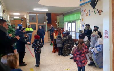 Los Reyes Magos visitan los colegios de La Bañeza