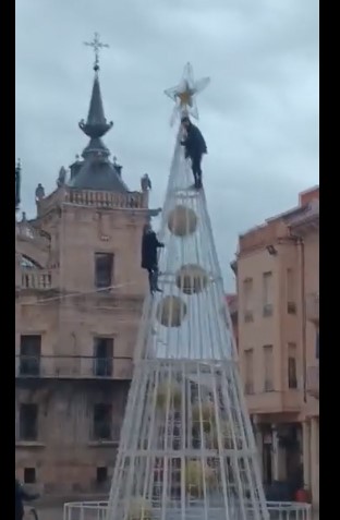 El ayuntamiento de Astorga podría tener ya identificado a uno de los dos ‘escaladores’ del gran árbol de Navidad
