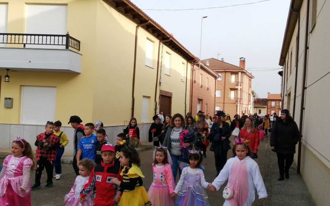 Imaginación y colorido este lunes de Carnaval en Santa Marina del Rey