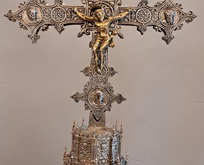 Una cruz de Veldedo, pieza del mes en el Palacio de Gaudí