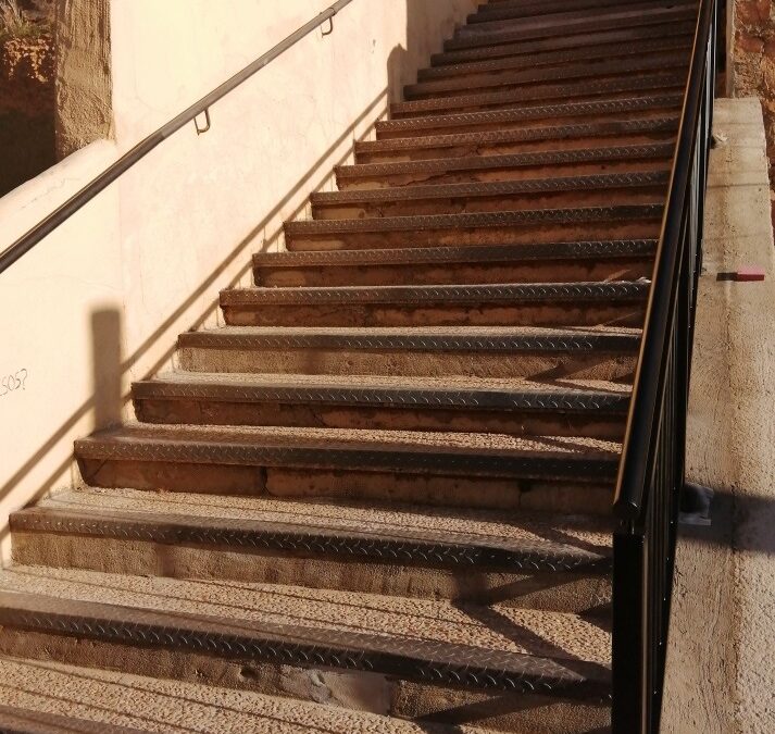 El Ayuntamiento acomete mejoras en la escalera del Bastión y renueva el alumbrado en la calle del Cubillo
