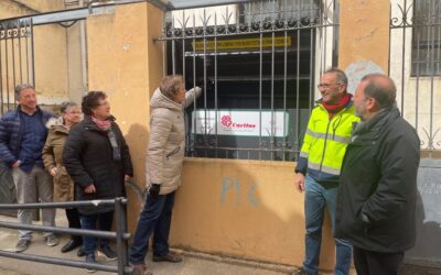 Cáritas y Ecoastúrica colocan un contenedor en el antiguo colegio de la Milagrosa para recoger ropa
