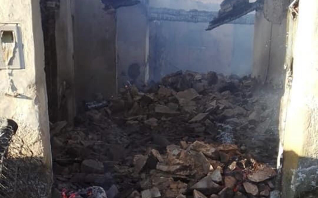Un fuego intencionado en un contenedor de obra acaba calcinando una casa en Tejadinos