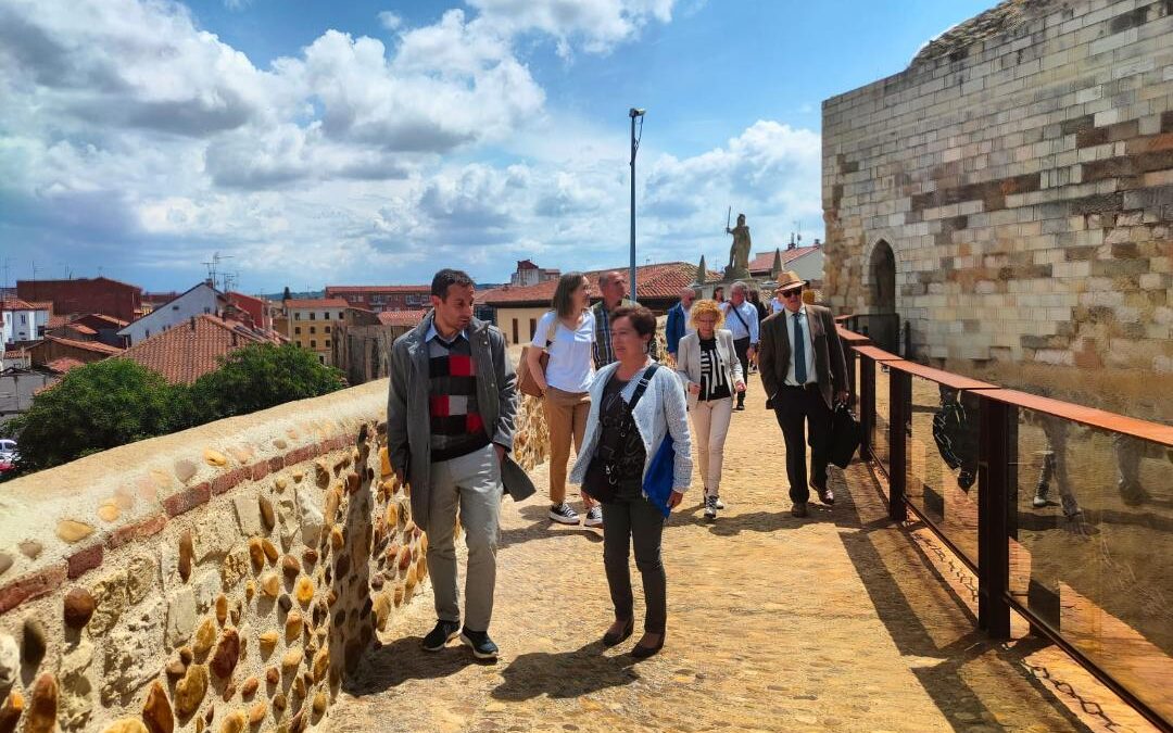 Patrimonio autoriza convertir en vía pública un terreno colindante a la muralla de Astorga