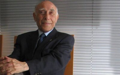 Retirada temporal de la estatua de Conrado Blanco por obras en el edificio colindante