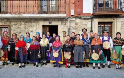 Las panderetas bañezanas suenan en Cervera de Pisuerga