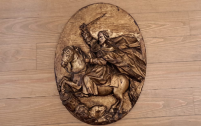 Un relieve de Santiago a caballo se convierte en la ‘pieza del mes’ de Julio en el palacio de Gaudí