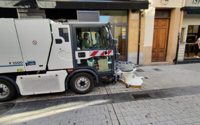 Astorga prueba una máquina de limpieza para solucionar el estado que presentan las áreas peatonales de Astorga