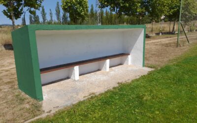 El Ayuntamiento adecenta los banquillos de los campos de Cosamai