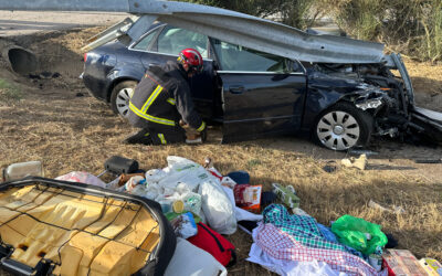 Los bomberos excarcelan al conductor de un vehículo en Brazuelo