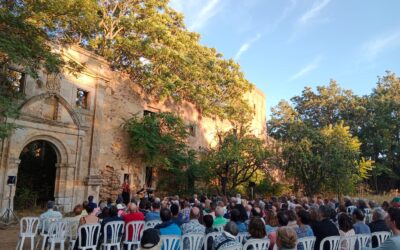 Concierto del dúo Marta y Micó en las ruinas del Real Monasterio de Santa María de Nogales, dentro del Curso de Verano de la ULE sobre la obra de Antonio Colinas
