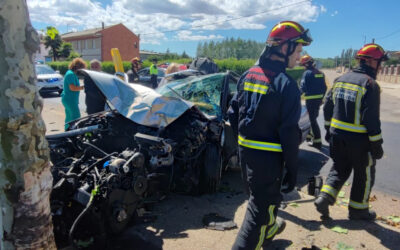 Accidente vial con atrapados en La Milla del Río tras chocar contra un árbol