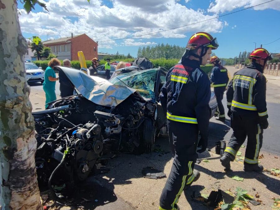 Accidente vial con atrapados en La Milla del Río tras chocar contra un árbol