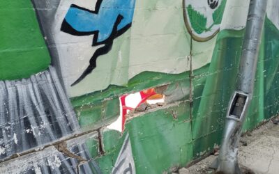 Un vehículo impacta contra la fachada de La Eragudina en Astorga