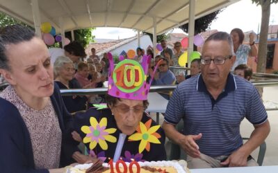 Angelines Geijo De la Iglesia celebra 100 años en el centro de día de AFA Astorga