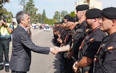 El director general de la Guardia Civil felicita en La Bañeza a los agentes encargados de la seguridad de la Vuelta Ciclista a España