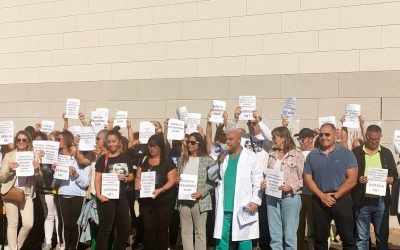 Unas 60 personas se concentran en el centro de salud de Astorga para apoyar las reivindicaciones de los dos celadores encerrados