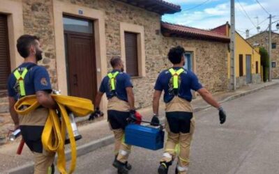 Los bomberos de Astorga asesoran a los vecinos de Piedralba