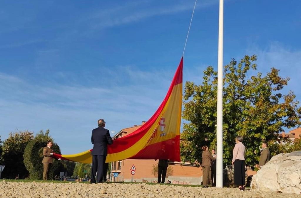 La bandera luce renovada en la rotonda de La Eragudina