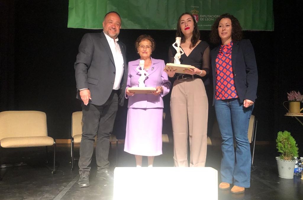 Celia García y Paula Fernández reciben los premios Diputación de León a la mujer rural