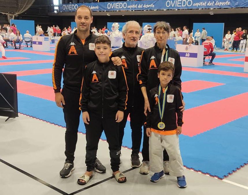 Los karatekas astorganos dejan el pabellón bien alto en Oviedo