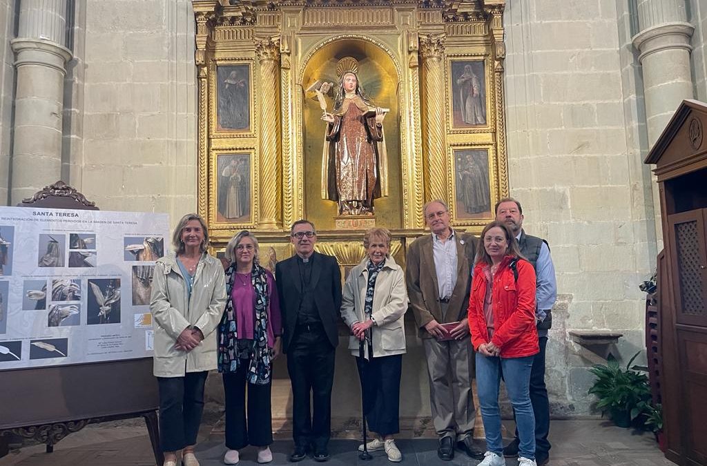 La talla de Santa Teresa de la Catedral recupera los dedos de la mano derecha y la pluma