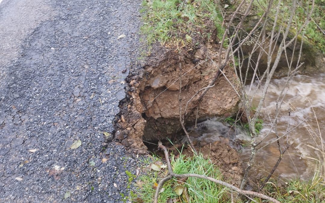 Denuncian el estado de la carretera de Viforcos, hundida hace más de una semana y “sin señalizar”