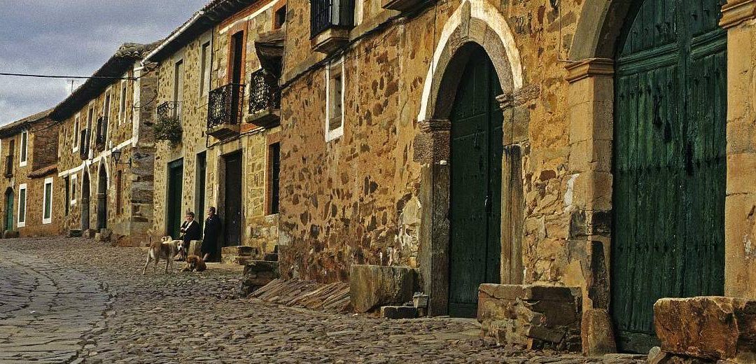 La Junta destina 275.000 euros para pavimentar una calle en Castrillo y hacer en los antiguos depósitos de Rectivía un centro juvenil