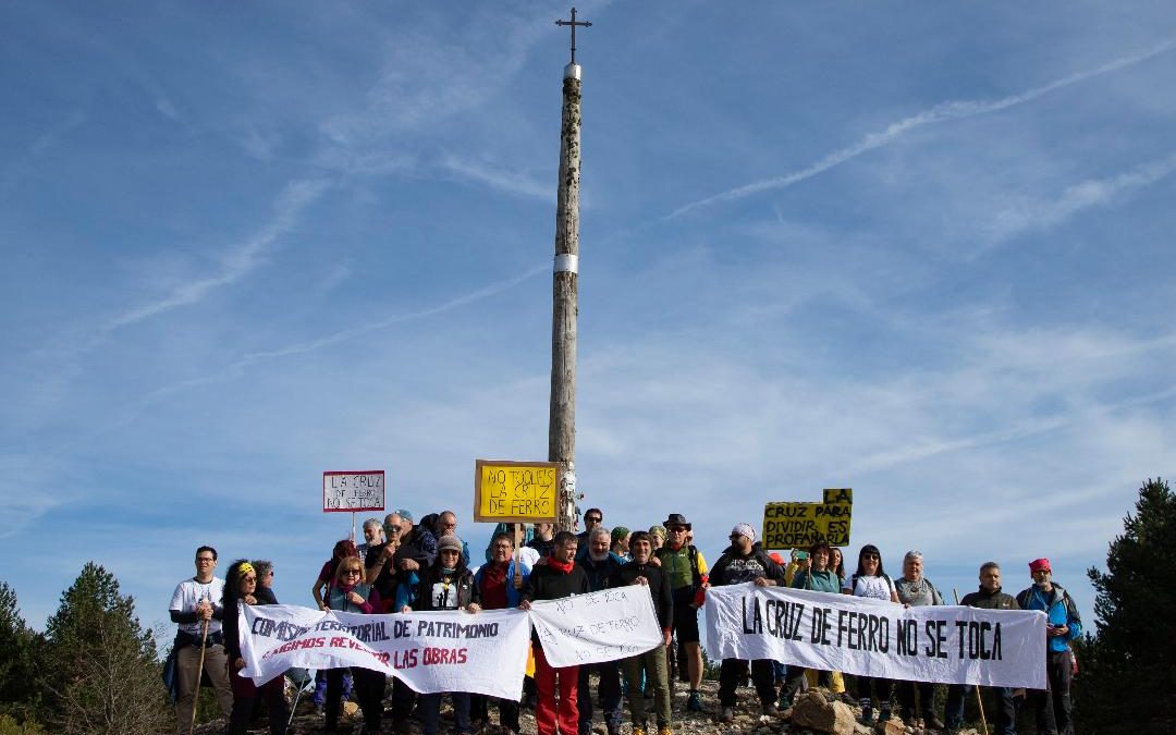Concentración en la simbólica Cruz de Ferro del Camino de Santiago para reivindicar la paralización de la obra y el distanciamiento de la carretera