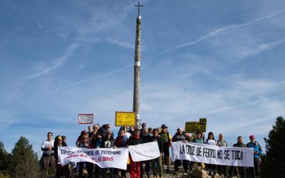 Concentración en la simbólica Cruz de Ferro del Camino de Santiago para reivindicar la paralización de la obra y el distanciamiento de la carretera