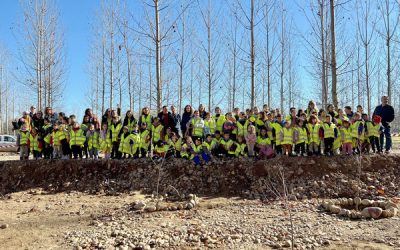 La CHD planta un centenar de árboles junto a los alumnos del CRA de Hospital de Órbigo