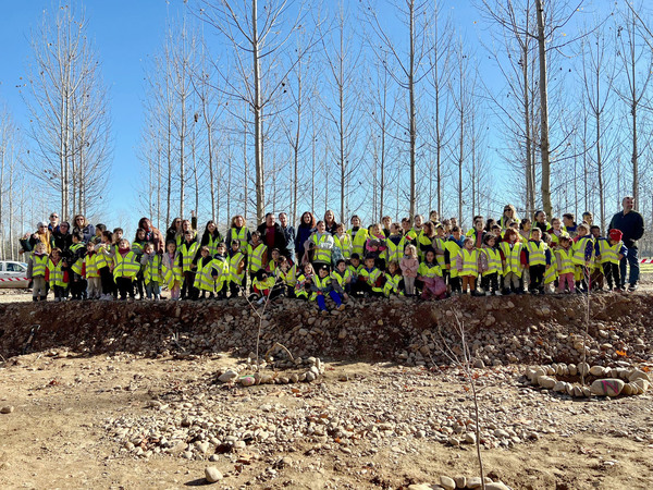 La CHD planta un centenar de árboles junto a los alumnos del CRA de Hospital de Órbigo