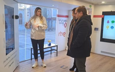 El autobús de “Generación D” llega a la Bañeza para ofrecer apoyo contra la brecha digital