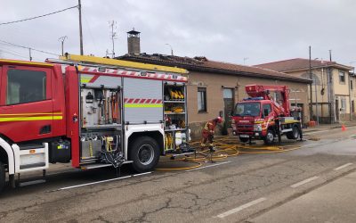 El incendio en una vivienda corta la carretera de la Cepeda en La Carrera de Otero